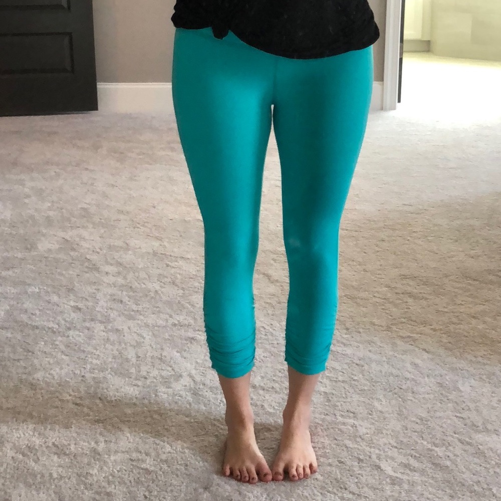 Beyond Yoga side gather crops - Picture 2 of 5